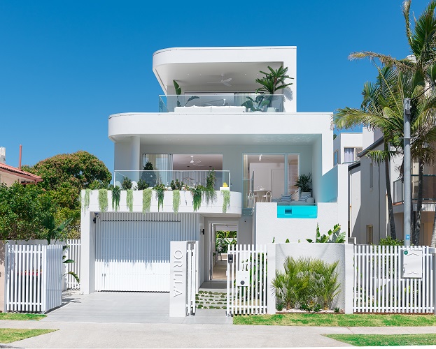 Image of the front of the tri-level home on a sunny day